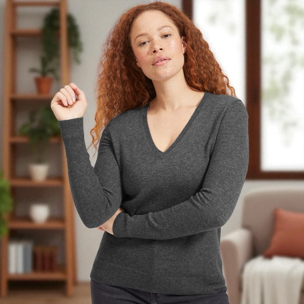 Everlane V-Neck‎ 100% Cashmere Sweater in Charcoal Size S Capsule Cozy Holiday